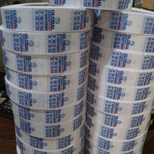 etiquetas em tecido nylon resinado para uniformes e camisetas 