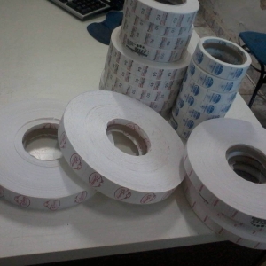 etiquetas em tecido nylon resinado para uniformes e camisetas 