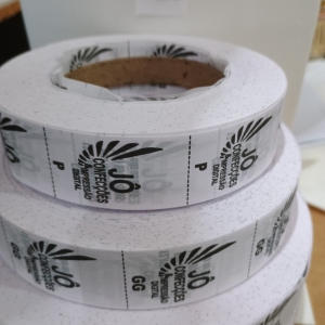 etiquetas em tecido nylon resinado para uniformes e camisetas 