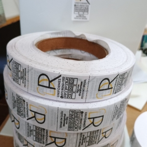 etiquetas em tecido nylon resinado para uniformes e camisetas 